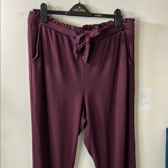 Torrid Burgundy Ruffle‎ Waist Pants Size 1 - Picture 3 of 9
